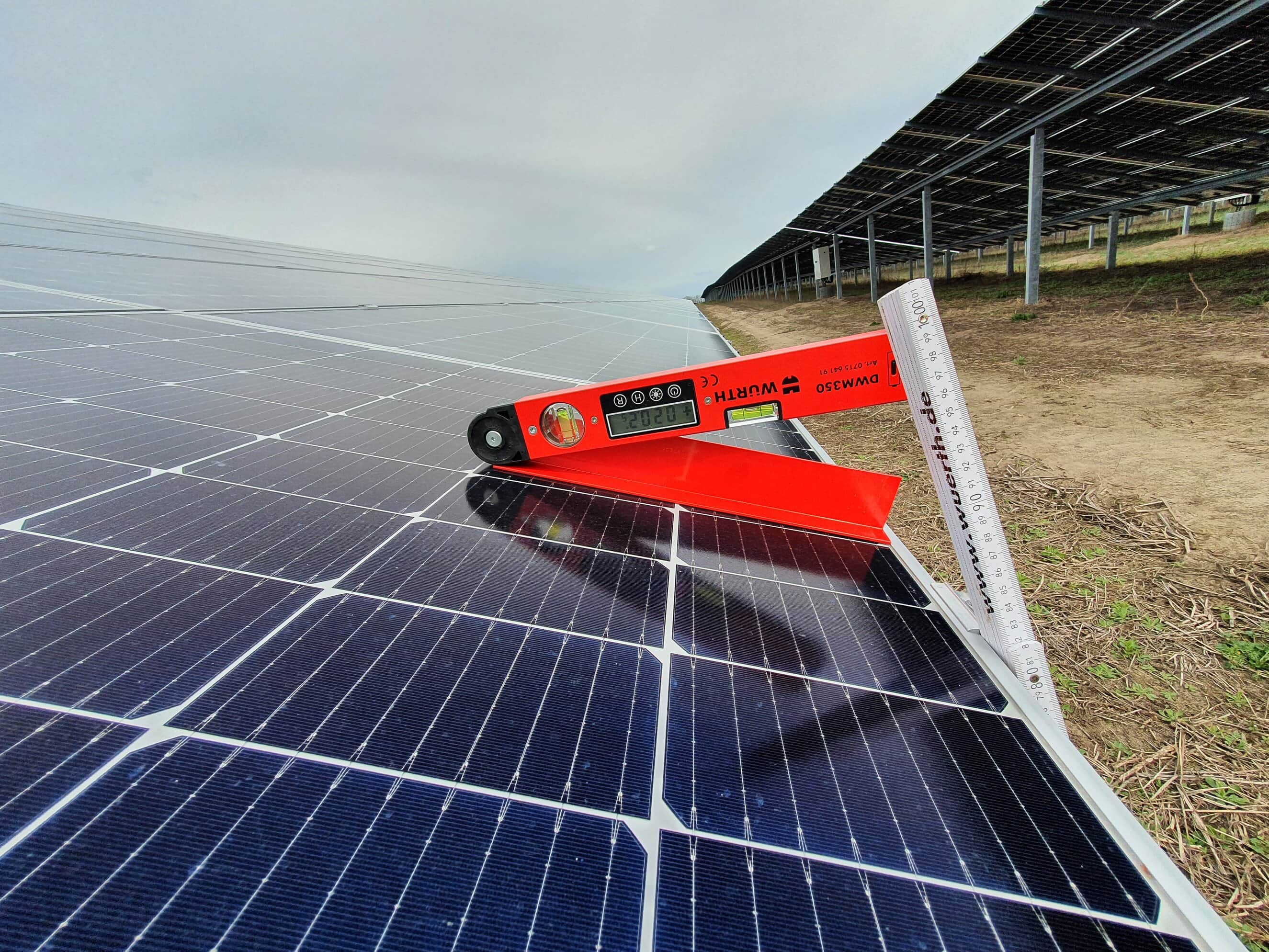 Wasserwaage und Zollstock auf Solarpanel
